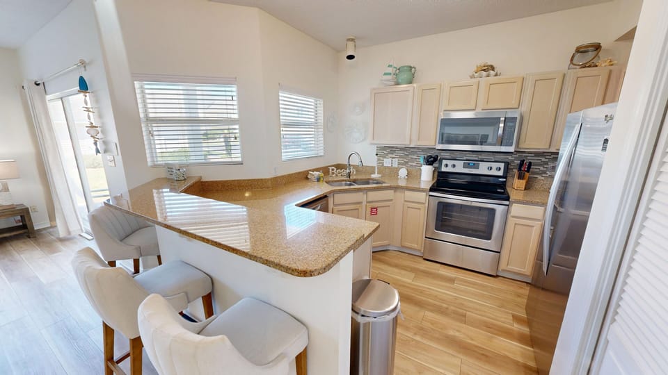 Condo, 3 Bedrooms | Private kitchen | Coffee/tea maker, fridge, microwave, oven