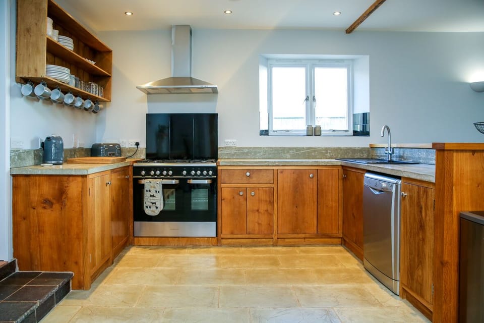 Comfort Bungalow | Private kitchen | Full-size fridge, oven, dishwasher, electric kettle