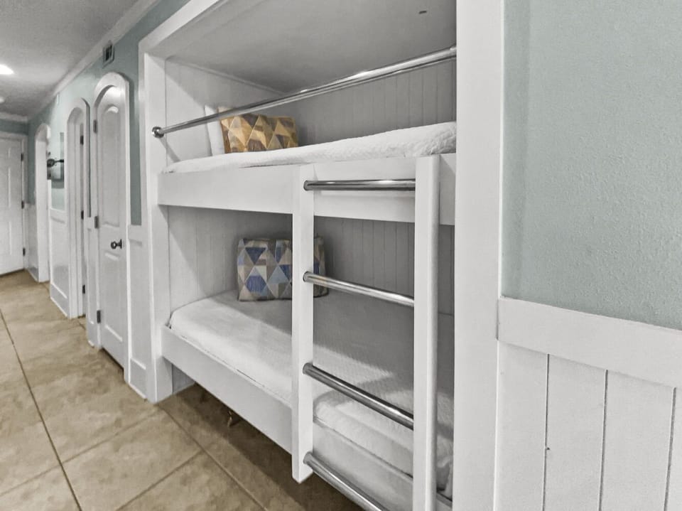 Commodores Retreat 101 | Hall bunkbeds | Sleeps 2