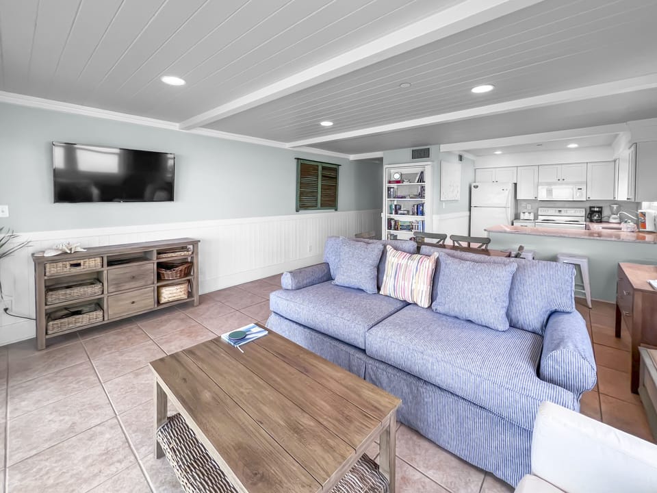 Commodores Retreat 101 | Living & Dining Area