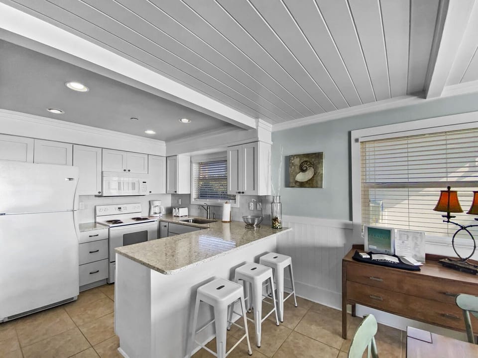 Commodores Retreat 101 | Kitchen Area