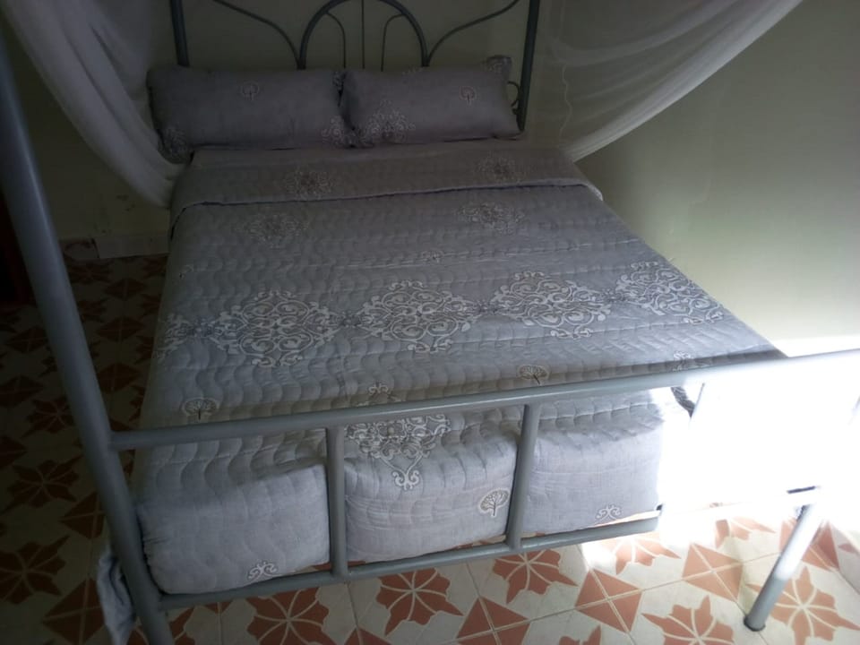 Double Room Single Use | Free WiFi, bed sheets