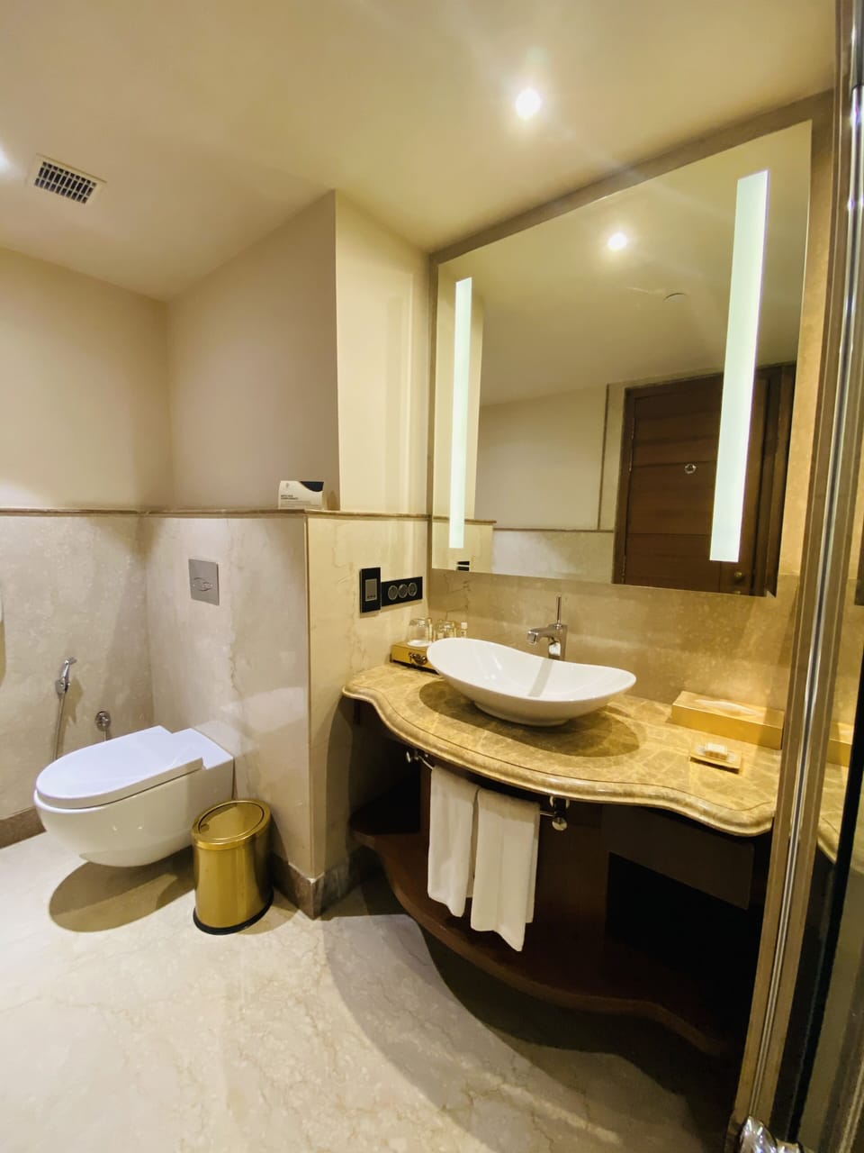 Royal Room | Bathroom | Eco-friendly toiletries, hair dryer, slippers, towels