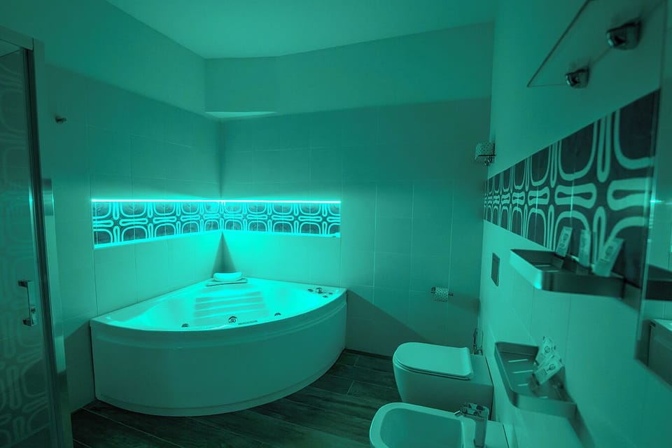 Suite Gugliemo | Bathroom | Shower, free toiletries, hair dryer, bidet