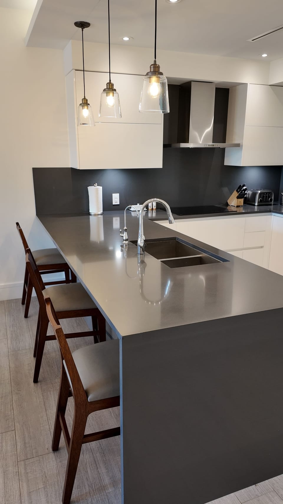 Kitchen with 3M Reverse Osmosis water filter.