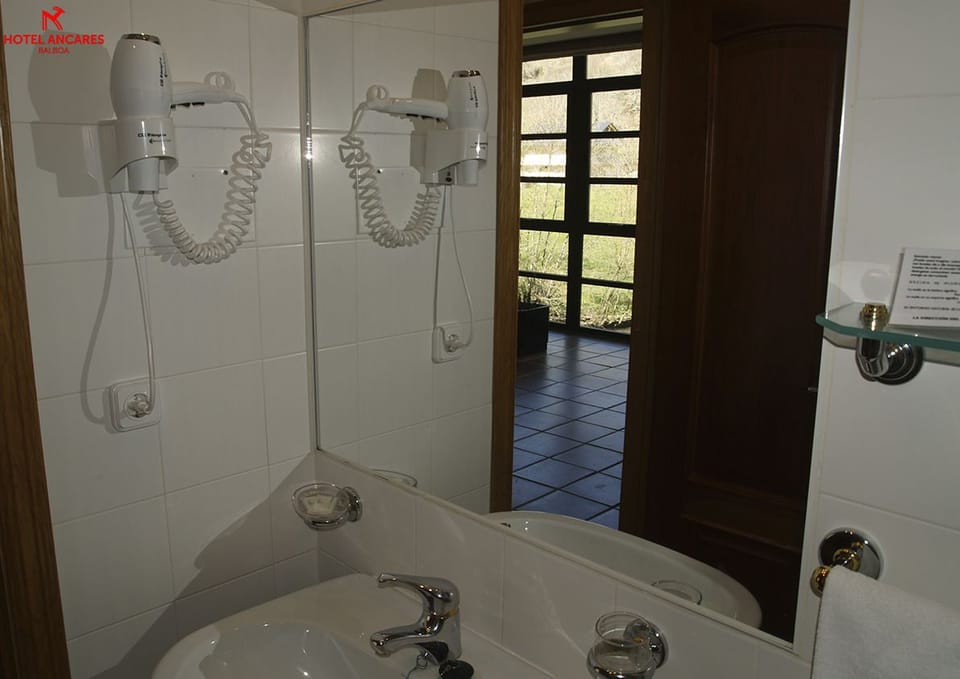 Bathtub, free toiletries, bidet, towels