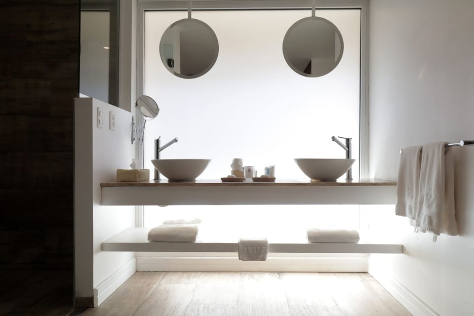 Modern Suite | Bathroom | Shower, rainfall showerhead, free toiletries, hair dryer
