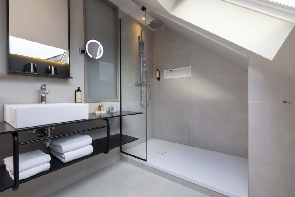 Shower, free toiletries, hair dryer, bathrobes