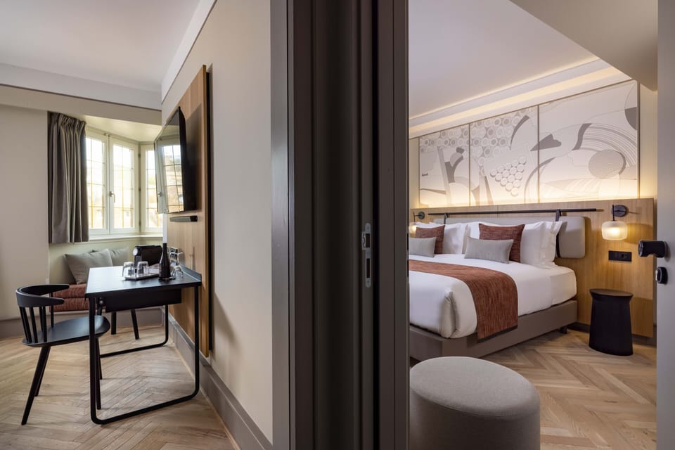 LARGE | Premium bedding, minibar, in-room safe, desk