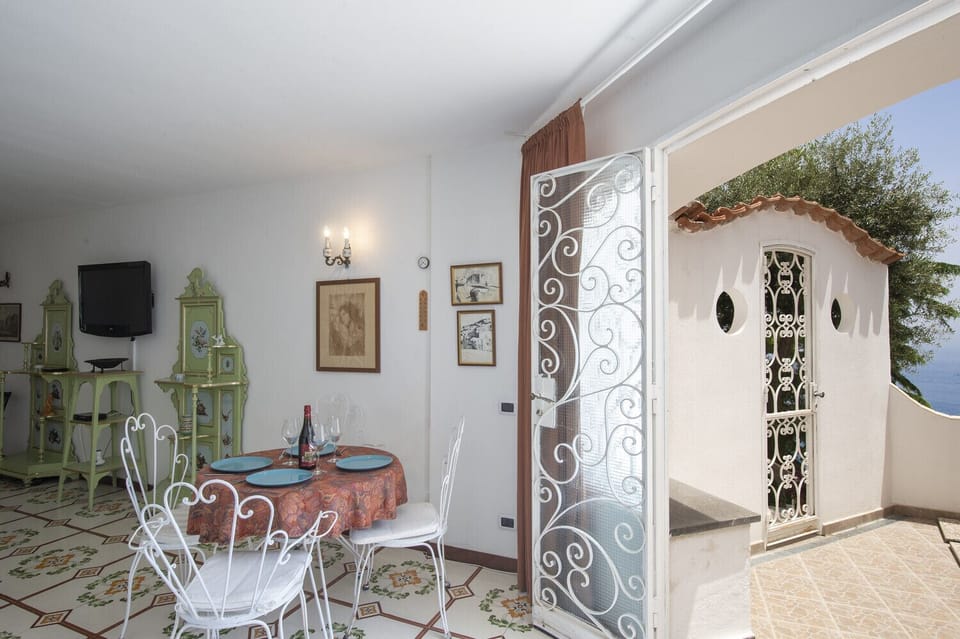 Villa, 5 Bedrooms | In-room dining