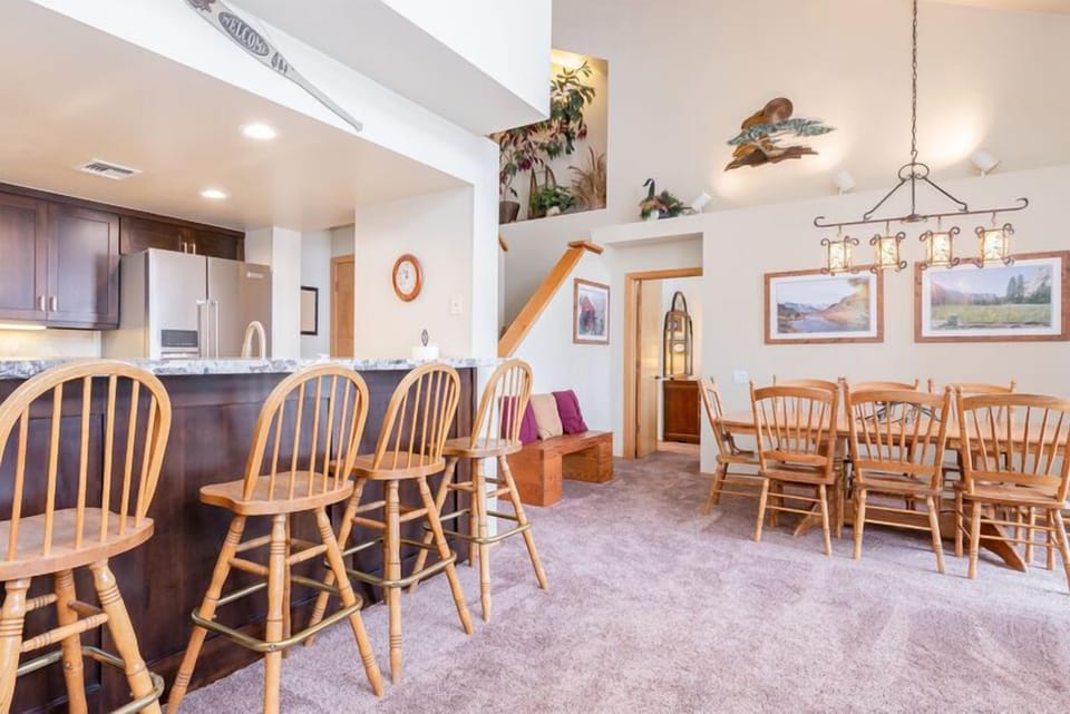 Fully Equipped Kitchen with 4 Bar Stools / Dining Table for 8