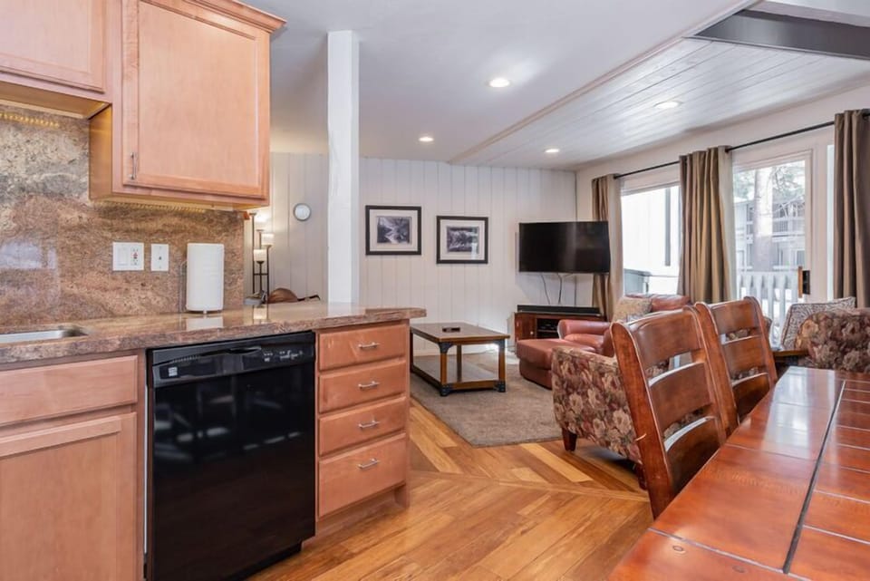 Fully Equipped Kitchen / Dining Room / Kitchen