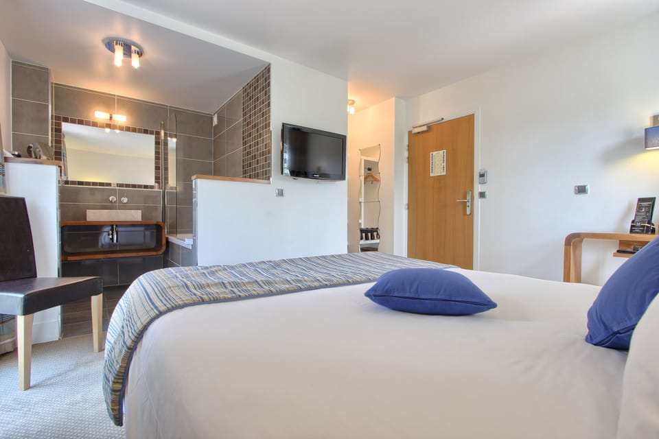 Superior Double Room | Premium bedding, desk, iron/ironing board, free WiFi