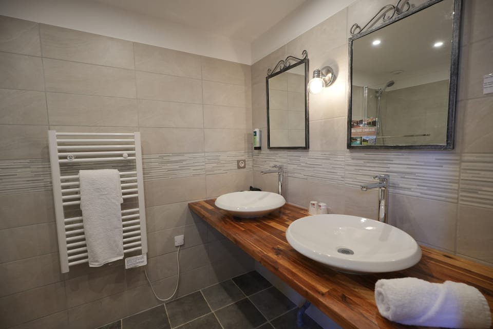 Superior Double Room | Bathroom | Free toiletries, hair dryer, towels
