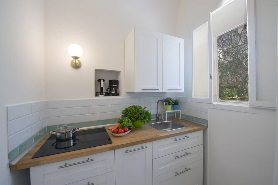 Apartment, 1 Bedroom | Private kitchenette | Fridge, microwave, stovetop, coffee/tea maker