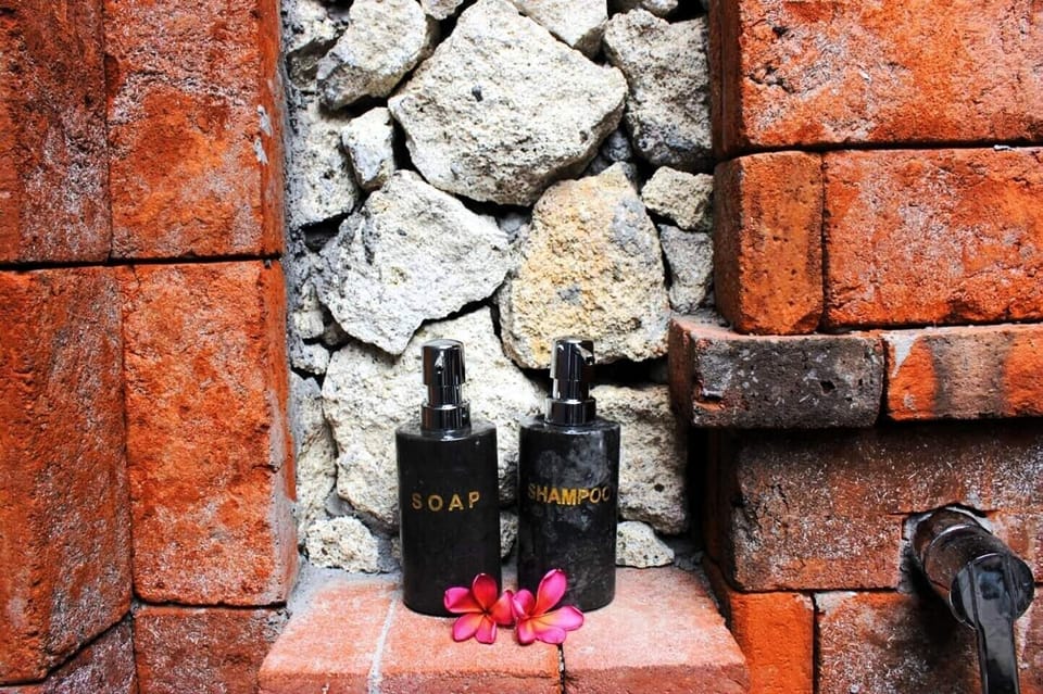Lumbung Suite | Bathroom amenities | Shower, hair dryer, bathrobes, slippers