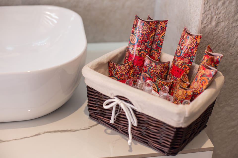 Family Room | Bathroom | Shower, hydromassage showerhead, free toiletries, hair dryer