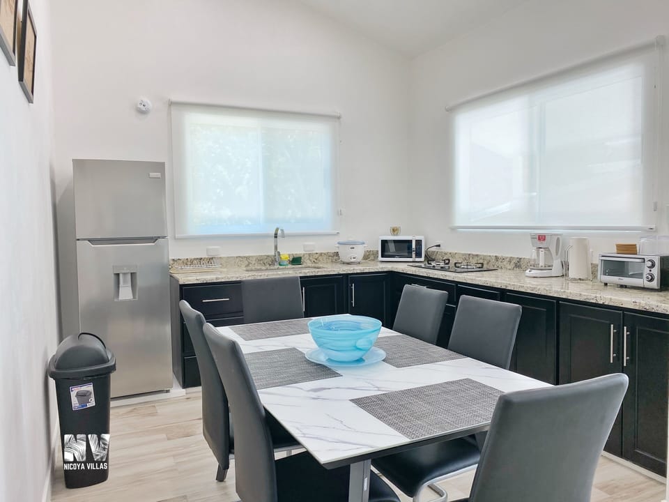 Kitchen with dinning table for 6.
