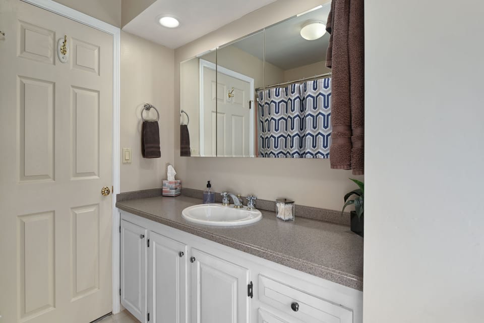 Full bathroom on the upstairs level