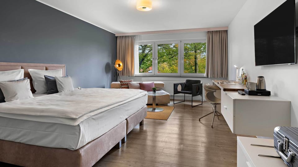 Business Double Room, 1 King Bed, City View | Premium bedding, Select Comfort beds, in-room safe, desk