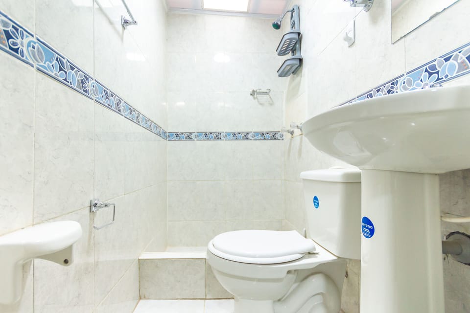Shower, free toiletries, towels