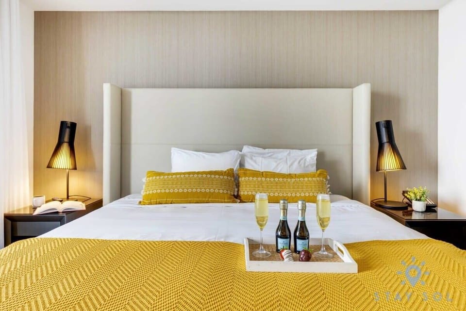Bedroom 1 (King Bed)