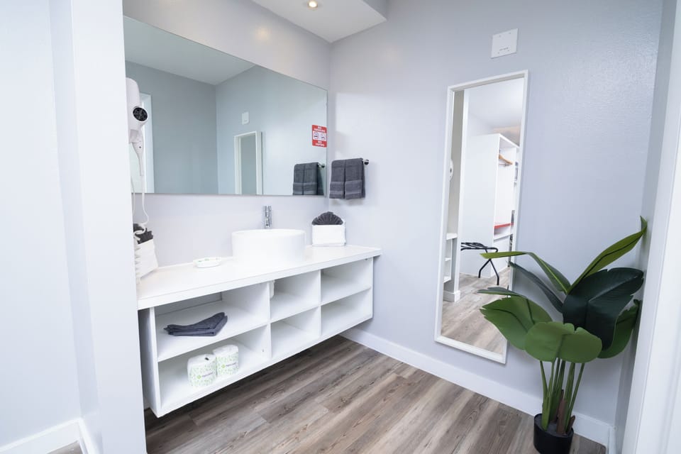 Combined shower/tub, hydromassage showerhead, free toiletries