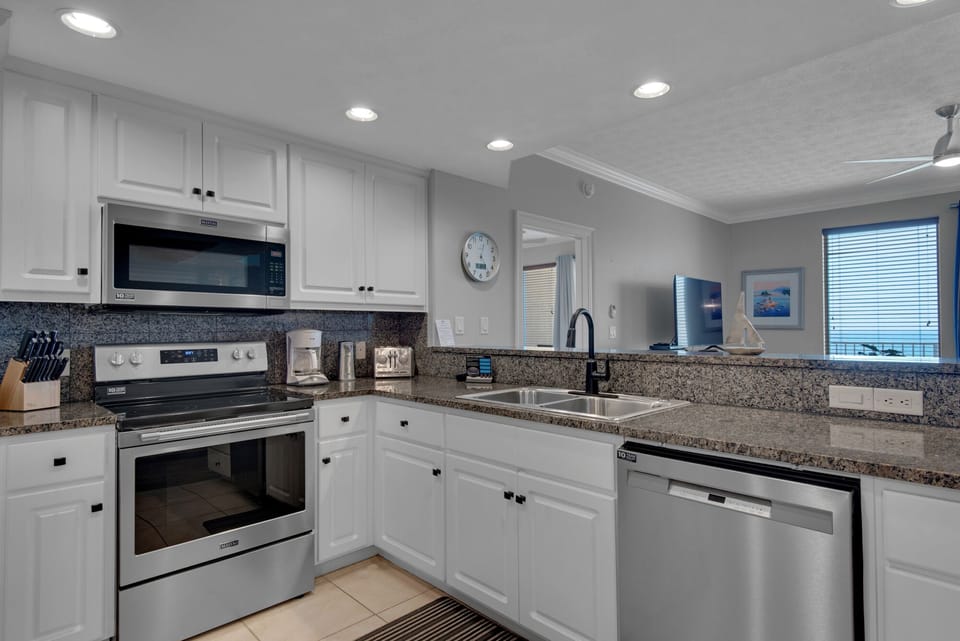 Condo, Multiple Beds, Pool Access | Private kitchen | Fridge, microwave, oven, stovetop