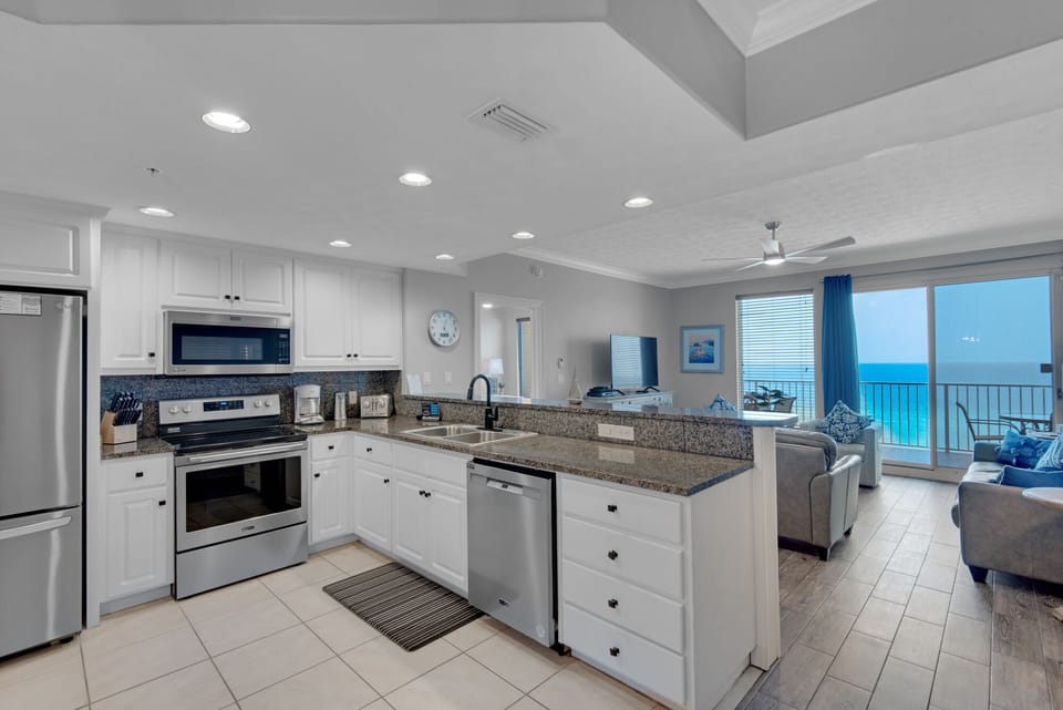 Condo, Multiple Beds, Pool Access | Private kitchen | Fridge, microwave, oven, stovetop