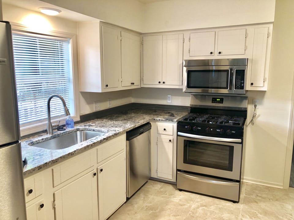 Fully remodeled kitchen w/ granite counters & stainless appliances