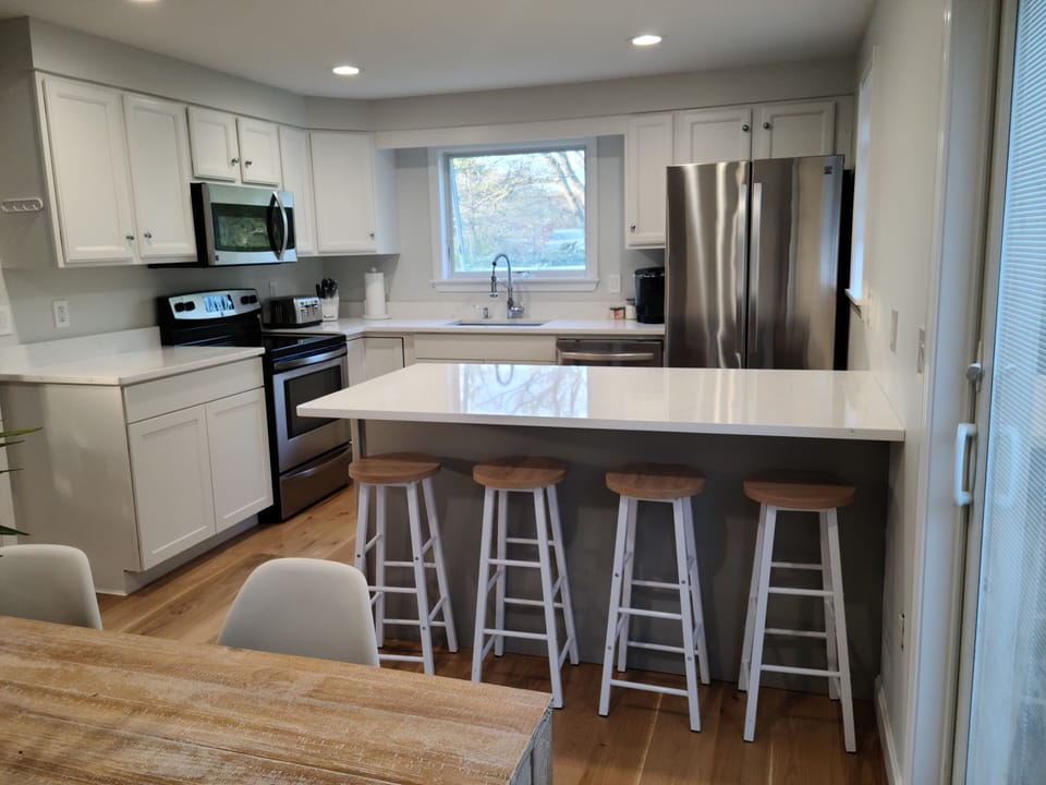 Brand new kitchen! New floor, lower cabinets and counter top!