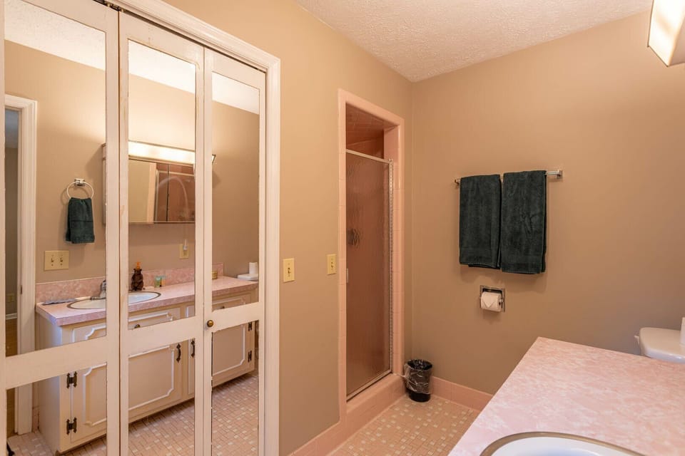 A full bath at Bucky'S Hideaway with a roomy walk-in shower and mirrored doors that brighten the space.