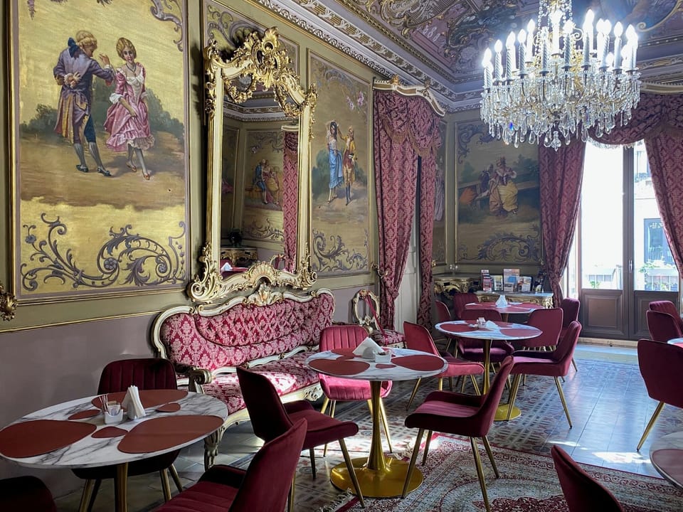 Lobby lounge