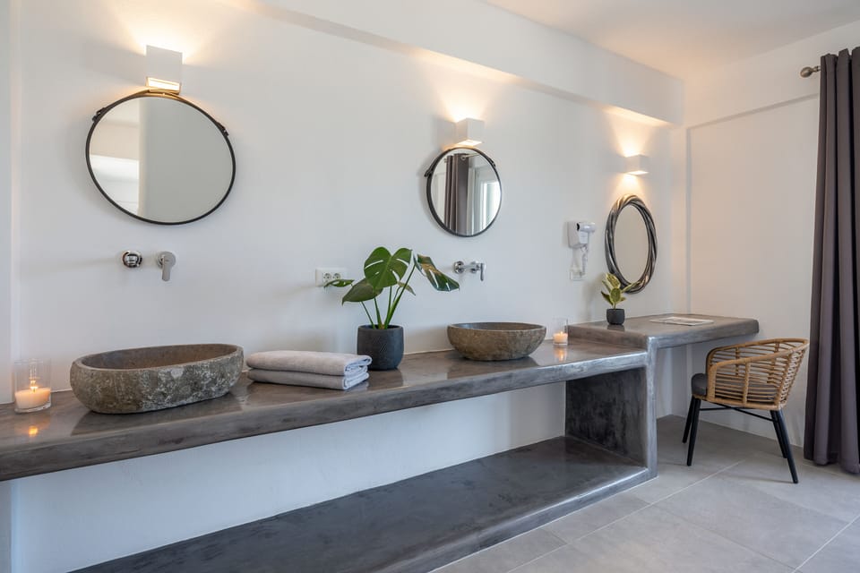 Queen Suite with Sea View | Pillowtop beds, in-room safe, desk, laptop workspace