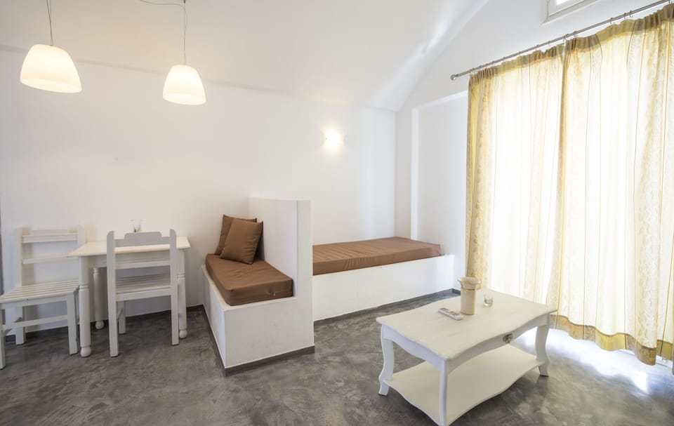 Grand Suite with Sea View | Pillowtop beds, in-room safe, desk, laptop workspace