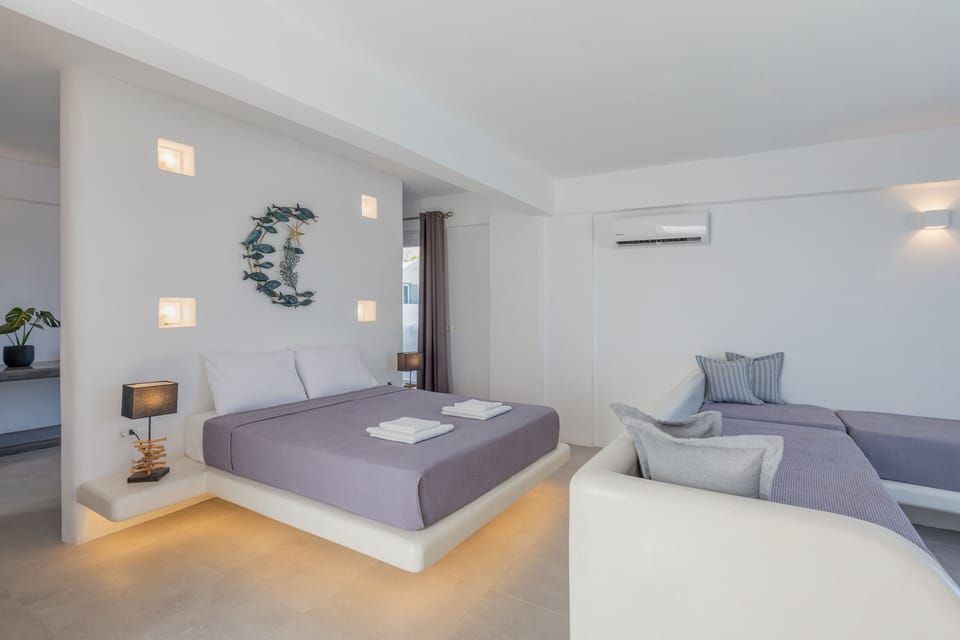 Queen Suite with Sea View | Pillowtop beds, in-room safe, desk, laptop workspace