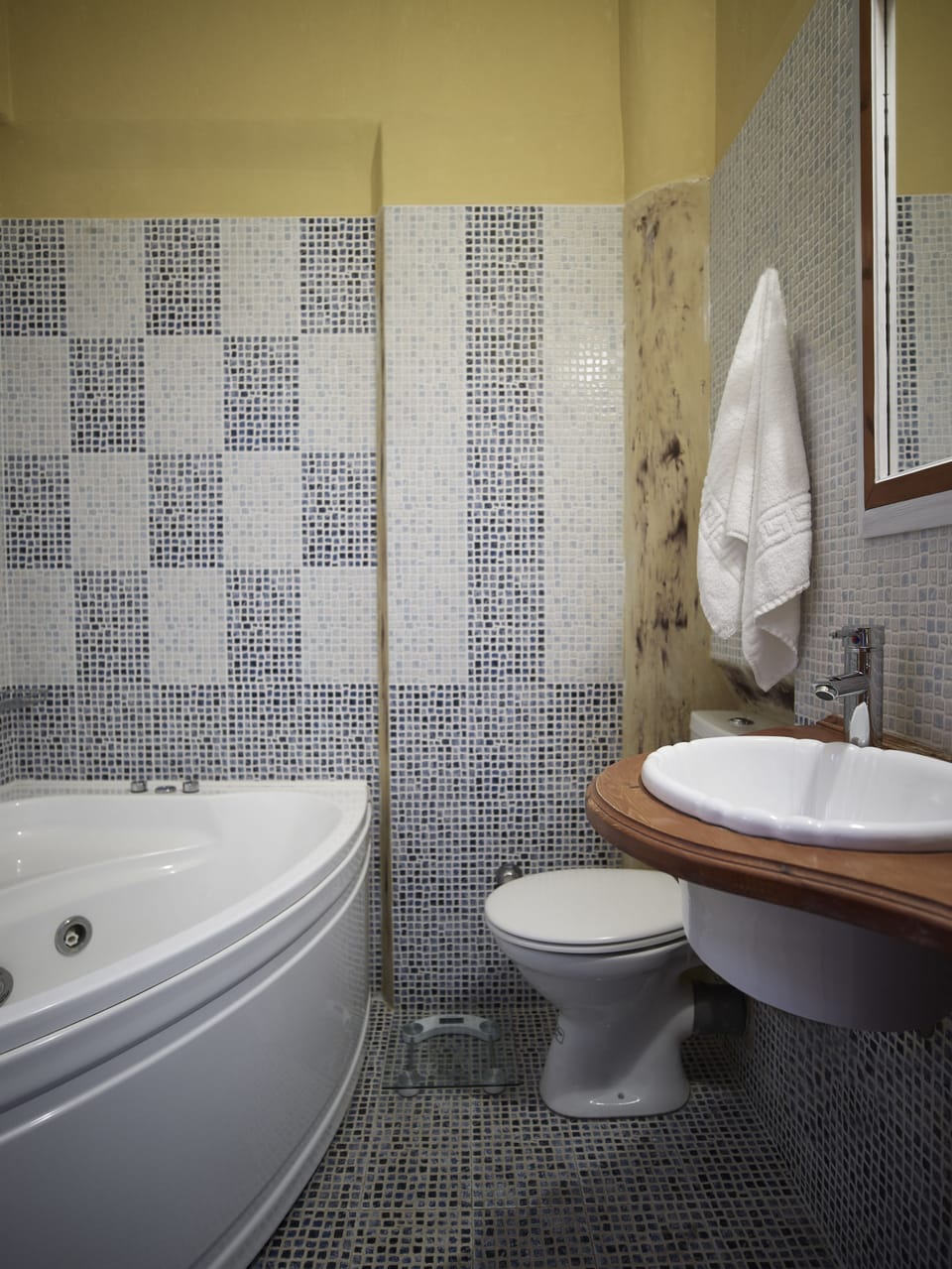 Junior Suite | Bathroom | Deep soaking tub, rainfall showerhead, hair dryer, towels
