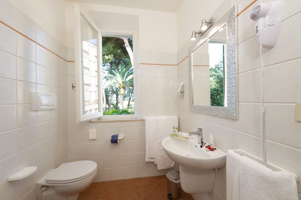Superior Double Room, 1 Bedroom, Non Smoking | Bathroom | Free toiletries, hair dryer, bidet, towels