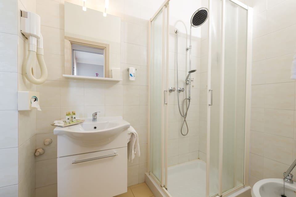 Superior Double Room, 1 Bedroom, Non Smoking | Bathroom | Free toiletries, hair dryer, bidet, towels