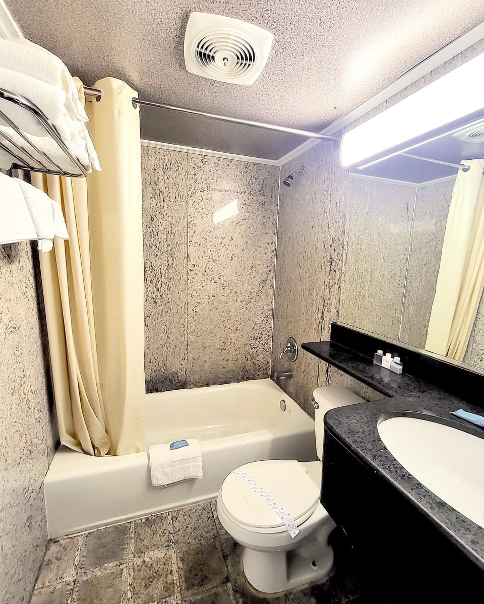 Combined shower/tub, towels