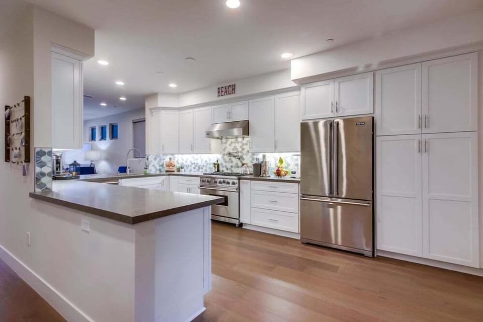 Fully equipped chef's kitchen, Viking brand appliances, cabinets galore
