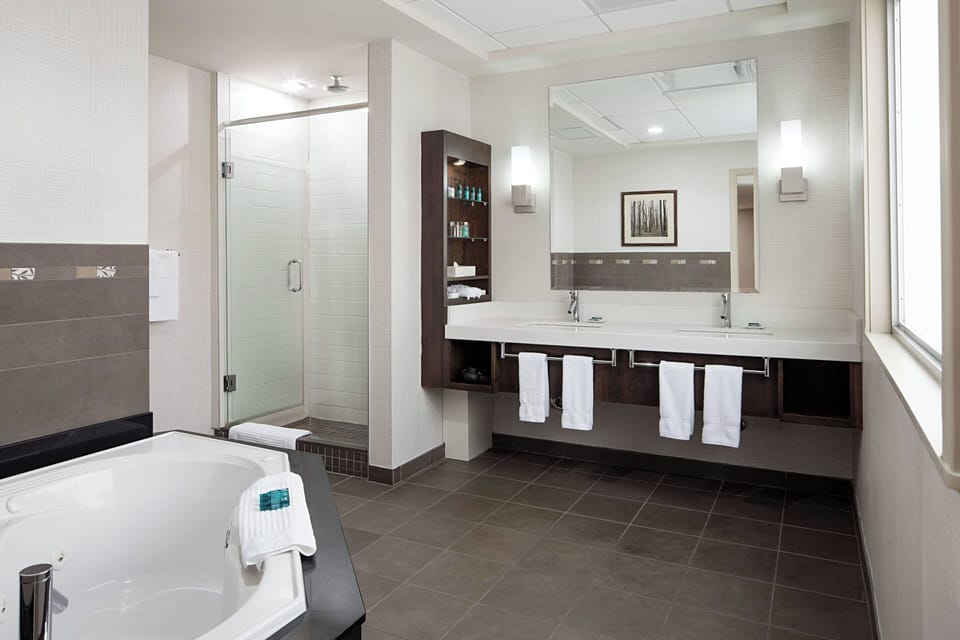 Club Suite, 1 Bedroom | Premium bedding, pillowtop beds, in-room safe, desk