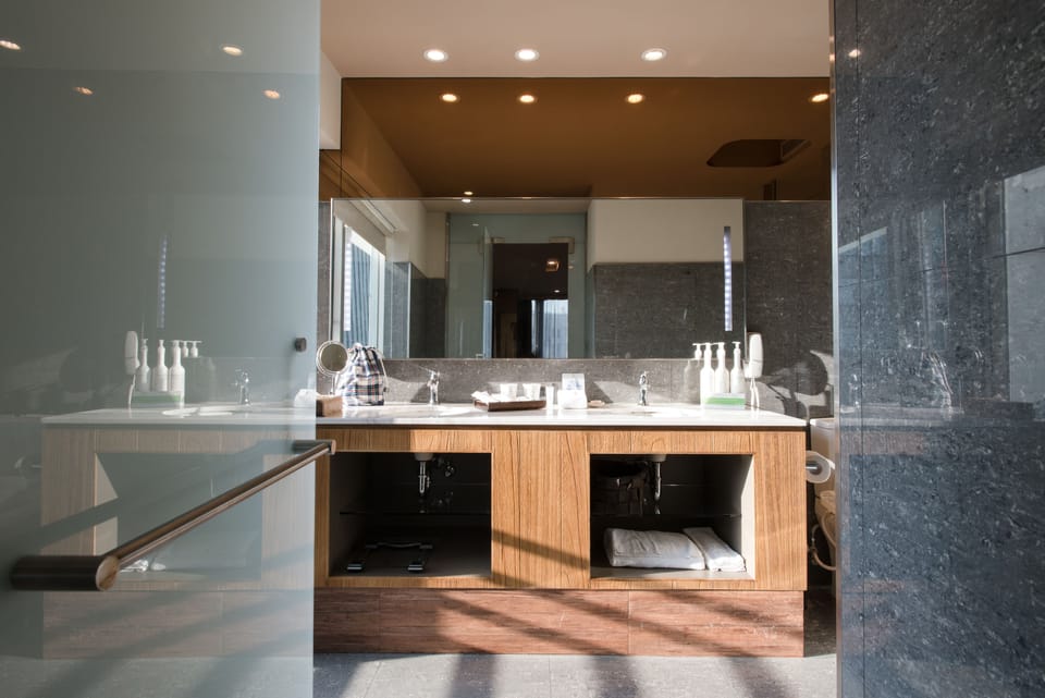 Fresh Extraordinary Suite High Floor | Bathroom | Hair dryer, bathrobes, slippers, towels