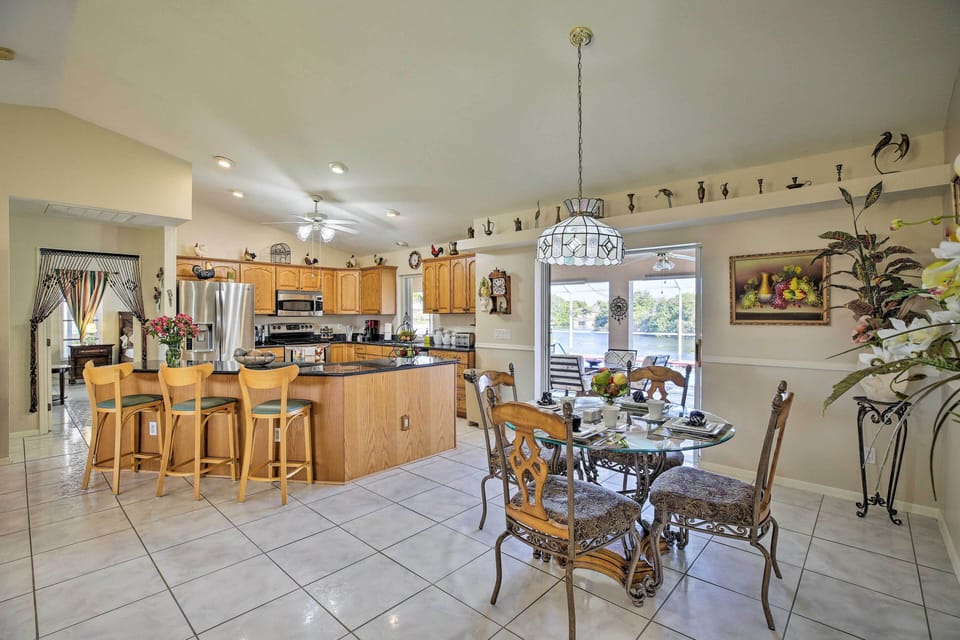 Dining Area | Dishware & Flatware Provided