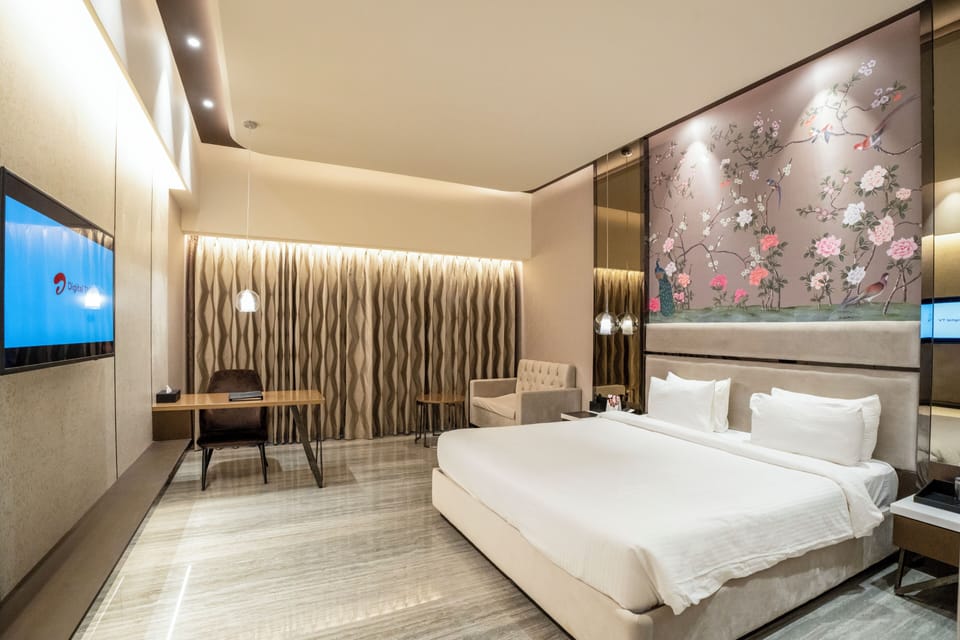 Deluxe Room King Bed | Minibar, in-room safe, desk, laptop workspace