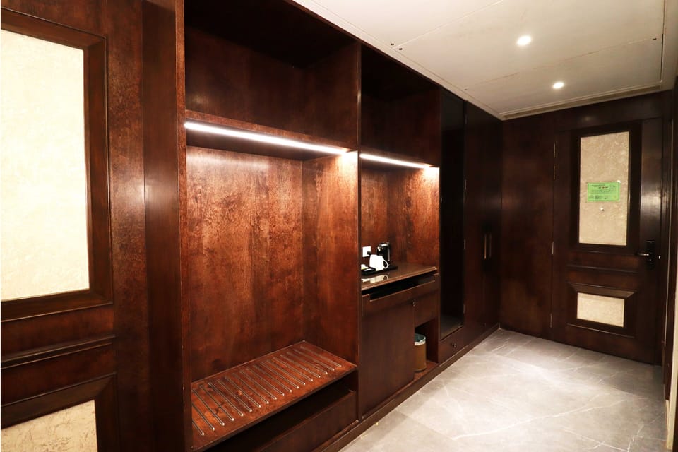 Luxury Suite | Minibar, in-room safe, desk, laptop workspace