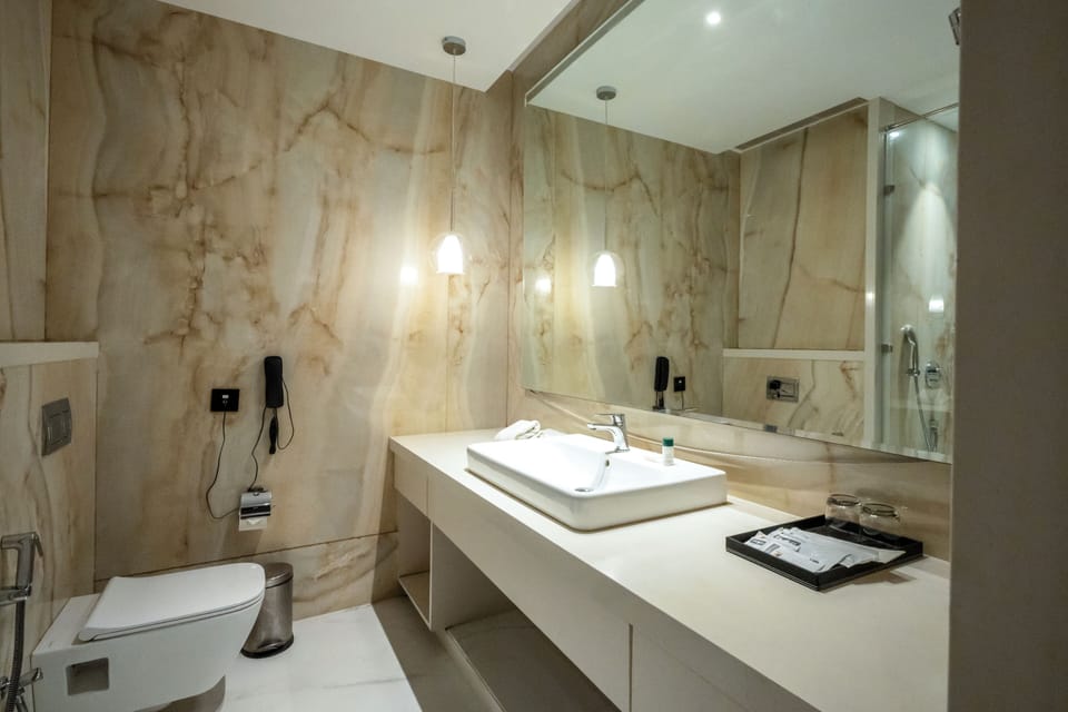 Deluxe Room Twin Bed | Bathroom | Free toiletries, hair dryer, towels
