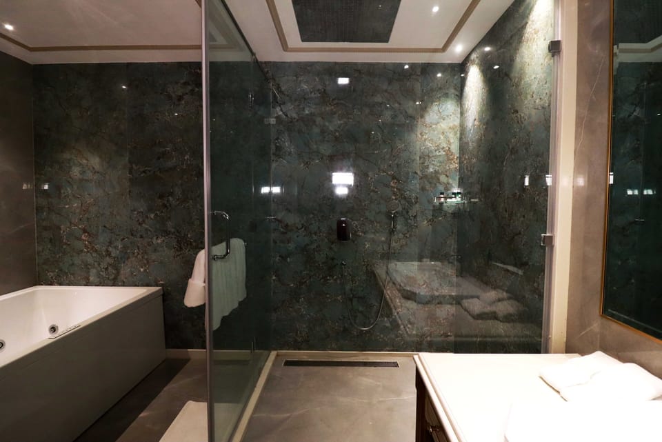 Luxury Suite | Minibar, in-room safe, desk, laptop workspace