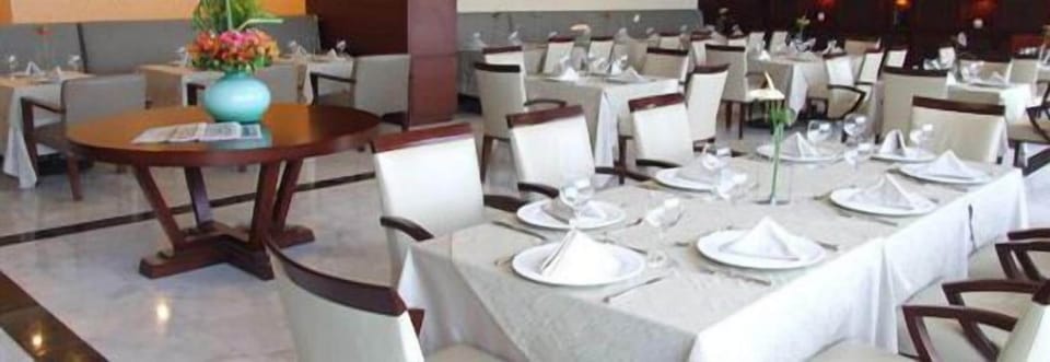 2 restaurants; lunch and dinner served