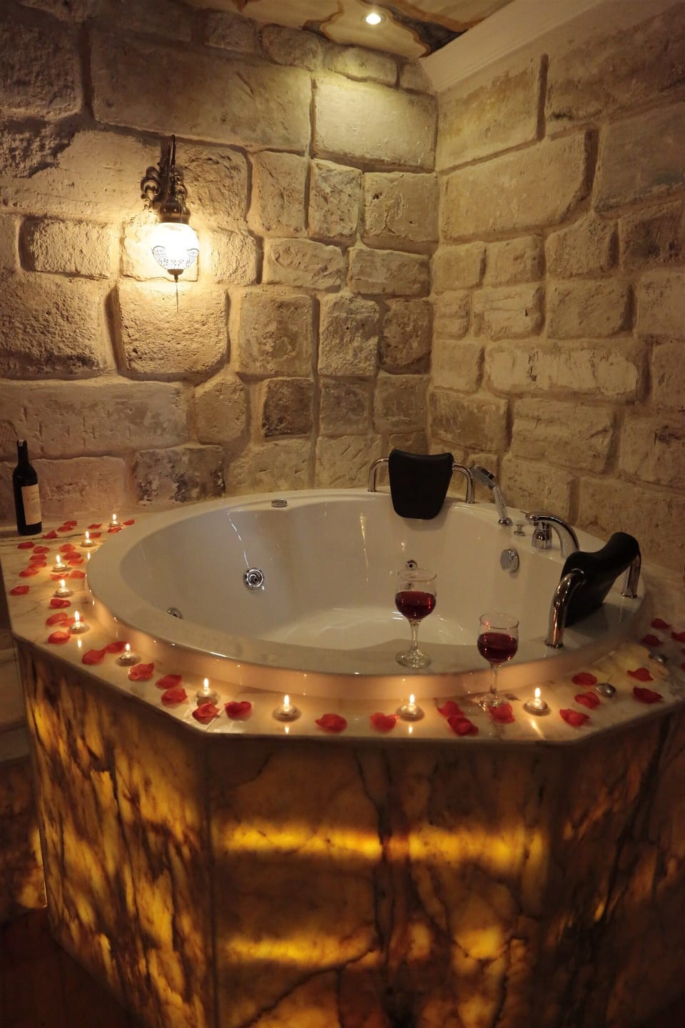 Comfort Room, 1 King Bed, Non Smoking, Jetted Tub | Minibar, in-room safe, individually furnished, desk